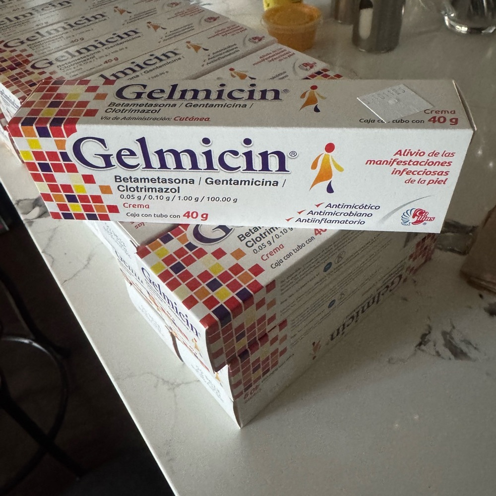 Cream - White and Red Packaging - Picture 3 of 5